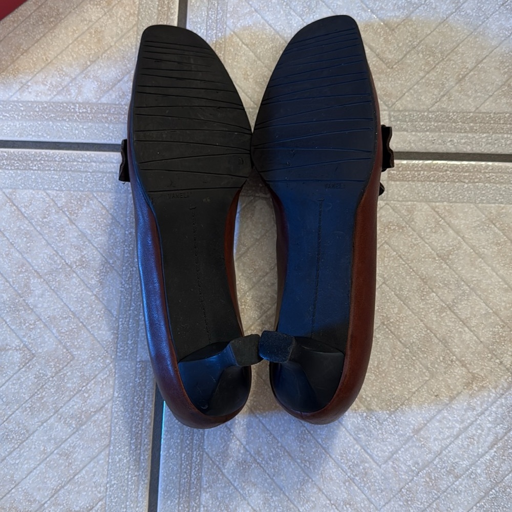 Woman’s size 10 brown leather heels with beautiful silver buckle and stitching - Picture 6 of 11